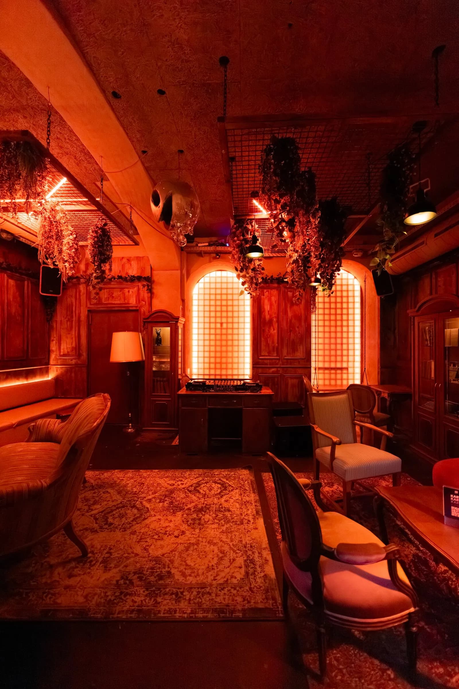 Firmenfeier Location Wien – Wohnzimmer mit DJ-Bereich und Lounges bei Kult & Kante, 1060